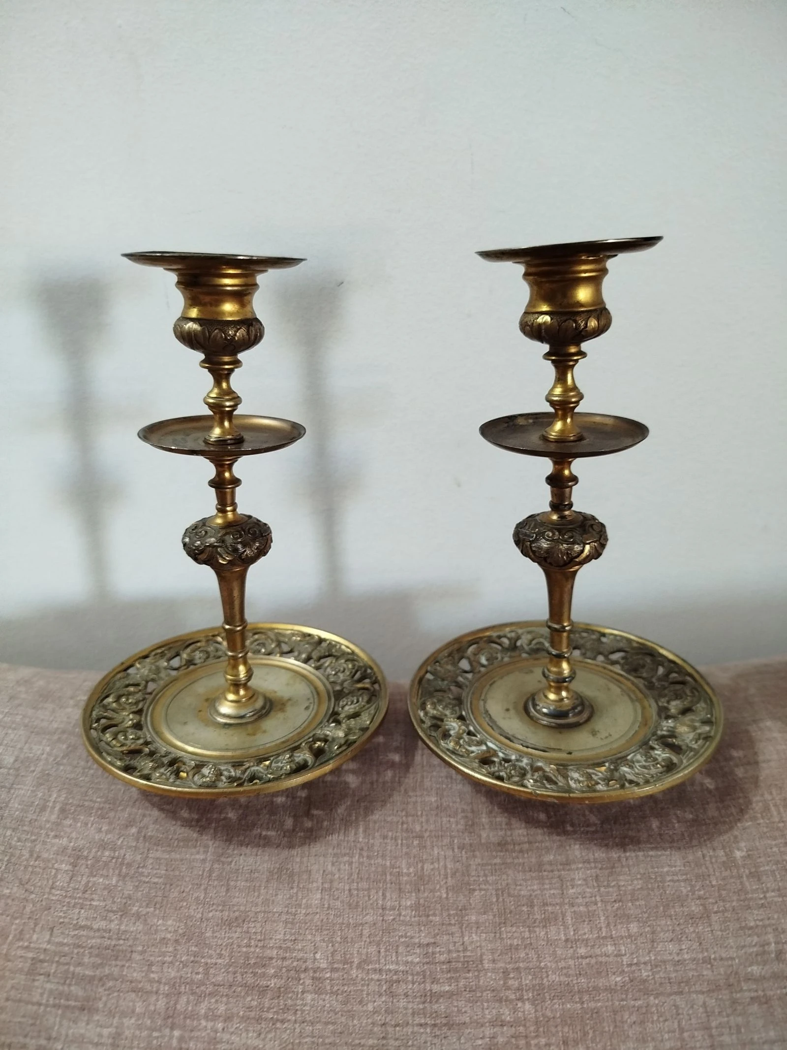 Paire de Bougeoirs Anciens en Laiton – Style Napoléon III/Victorien
